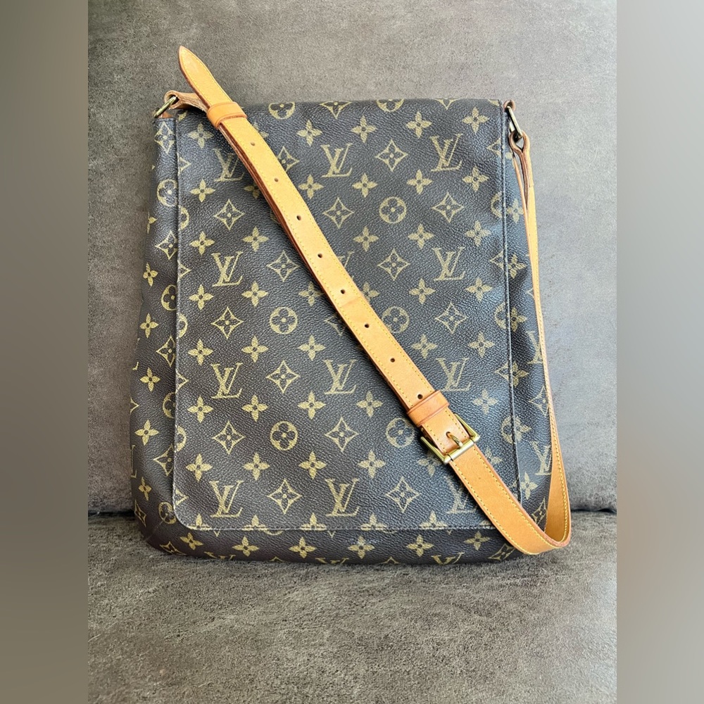 Gently used Louis Vuitton musette salsa long strap 14x12in Classic LV monogram